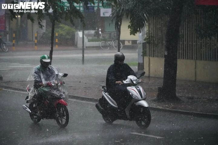 Tôi bị kéo lê trên đường, suýt mất mạng vì 'ma tốc độ' phóng xe khi mưa to