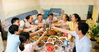 Tôi chia mảnh đất thành 3 phần, định nhường hết cho các con rồi đi thuê nhà, nhưng lời con trưởng khiến tôi bất ngờ và rưng rưng nước mắt