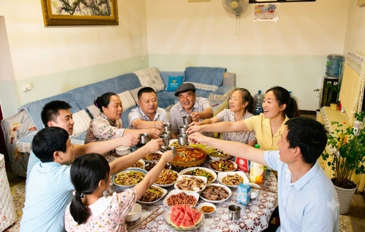 Tôi chia mảnh đất thành 3 phần, định nhường hết cho các con rồi đi thuê nhà, nhưng lời con trưởng khiến tôi bất ngờ và rưng rưng nước mắt Tôi chia mảnh đất thành 3 phần, định nhường hết cho các con rồi đi thuê nhà, nhưng lời con trưởng khiến tôi bất ngờ và rưng rưng nước mắt