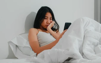 Tôi mất ngủ vì tin nhắn 4 chữ của chồng cũ, sáng dậy định trả lời thì anh gửi thêm một tin khác khiến tôi thấy mình thật ngớ ngẩn