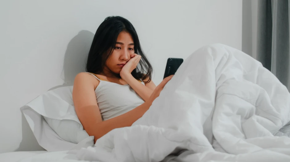 Tôi mất ngủ vì tin nhắn 4 chữ của chồng cũ, sáng dậy định trả lời thì anh gửi thêm một tin khác khiến tôi thấy mình thật ngớ ngẩn Tôi mất ngủ vì tin nhắn 4 chữ của chồng cũ, sáng dậy định trả lời thì anh gửi thêm một tin khác khiến tôi thấy mình thật ngớ ngẩn