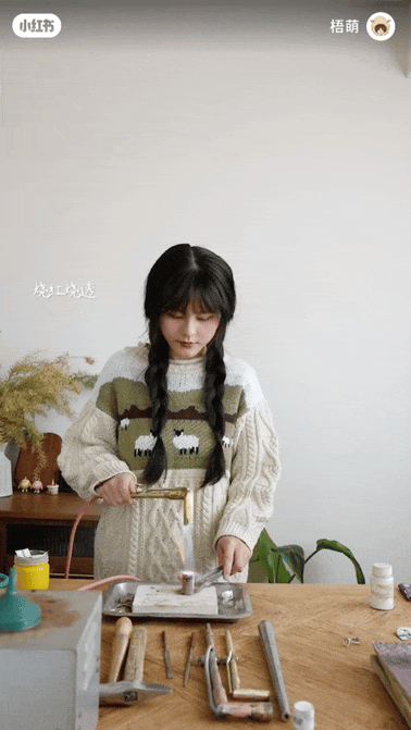 Tới mức này: Dân tình mua vàng về nhà tự nung chảy làm trang sức luôn rồi! Tới mức này: Dân tình mua vàng về nhà tự nung chảy làm trang sức luôn rồi!