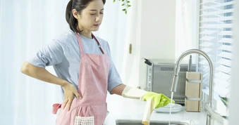 Tôi tặng chị chồng một bộ mỹ phẩm đắt tiền nhưng bên trong là muối trắng: Bài học đắt giá cho kẻ chuyên đi “nêm nếm”