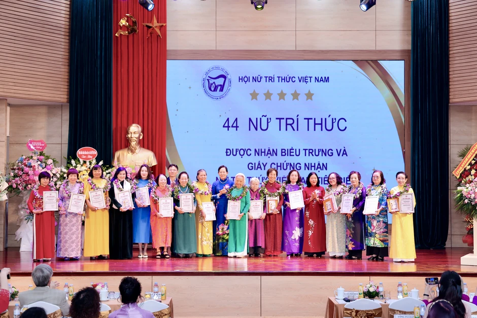 Tôn vinh 44 nữ trí thức Việt Nam tiêu biểu trong các lĩnh vực Tôn vinh 44 nữ trí thức Việt Nam tiêu biểu trong các lĩnh vực