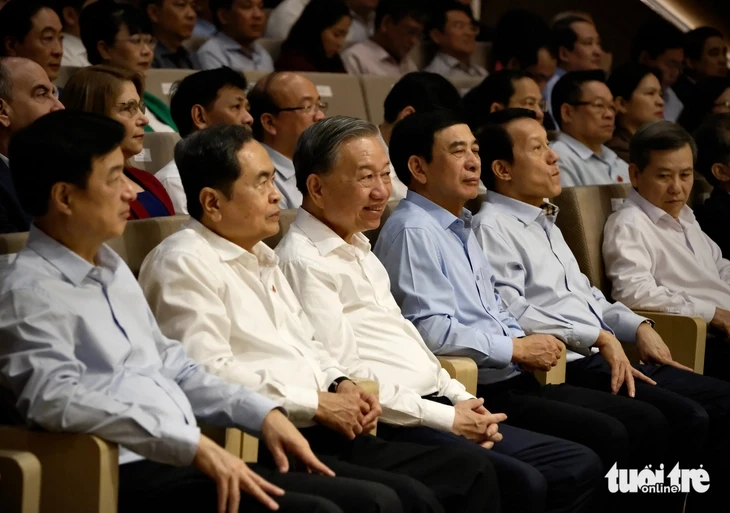 Tổng Bí thư, Chủ tịch nước Tô Lâm dự chương trình văn nghệ 'Tổ quốc trong tim' Tổng Bí thư, Chủ tịch nước Tô Lâm dự chương trình văn nghệ 'Tổ quốc trong tim'