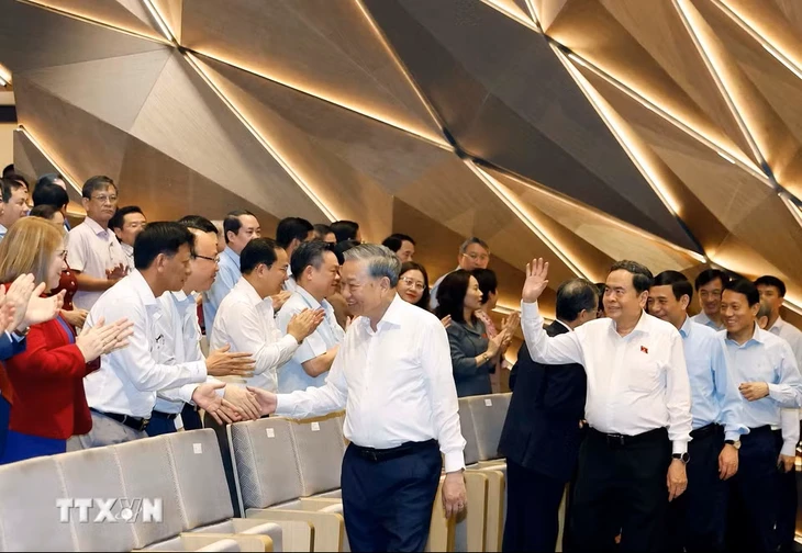 Tổng Bí thư, Chủ tịch nước Tô Lâm dự chương trình văn nghệ 'Tổ quốc trong tim' Tổng Bí thư, Chủ tịch nước Tô Lâm dự chương trình văn nghệ 'Tổ quốc trong tim'
