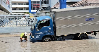 TP.HCM: Đường Bến Nghé đầy hố sâu hơn nửa mét, tài xế phải dùng xích kéo xe
