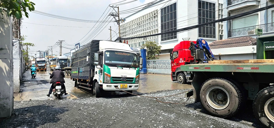 TP.HCM: Đường Bến Nghé đầy hố sâu hơn nửa mét, tài xế phải dùng xích kéo xe