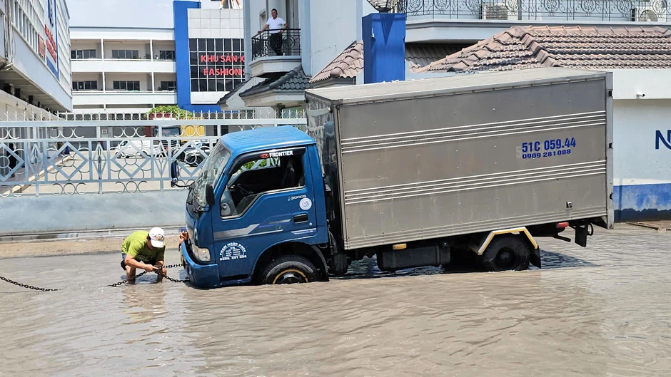 TP.HCM: Đường Bến Nghé đầy hố sâu hơn nửa mét, tài xế phải dùng xích kéo xe