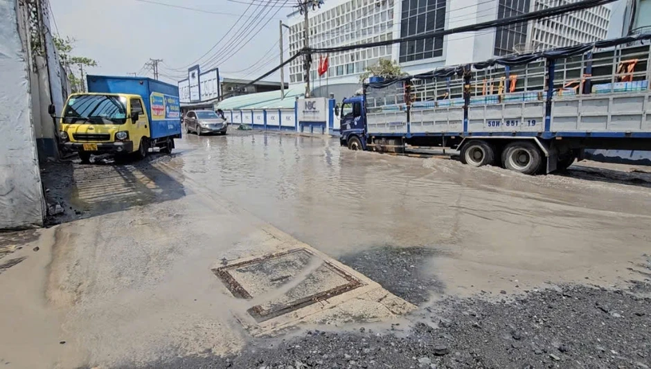 TP.HCM: Đường Bến Nghé đầy hố sâu hơn nửa mét, tài xế phải dùng xích kéo xe