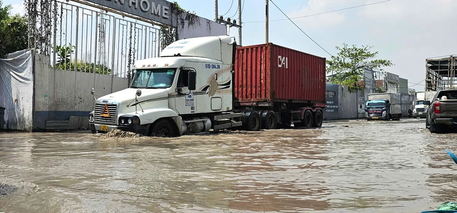 TP.HCM: Đường Bến Nghé đầy hố sâu hơn nửa mét, tài xế phải dùng xích kéo xe