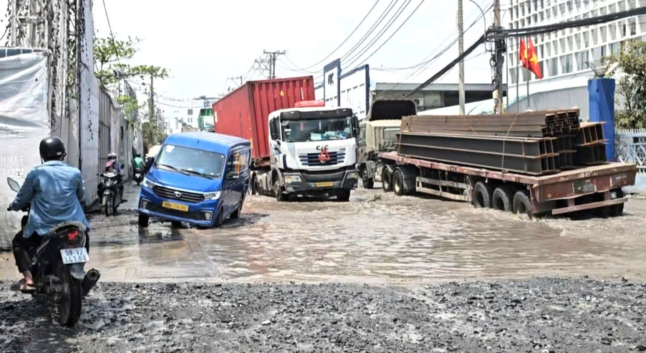 TP.HCM: Đường Bến Nghé đầy hố sâu hơn nửa mét, tài xế phải dùng xích kéo xe