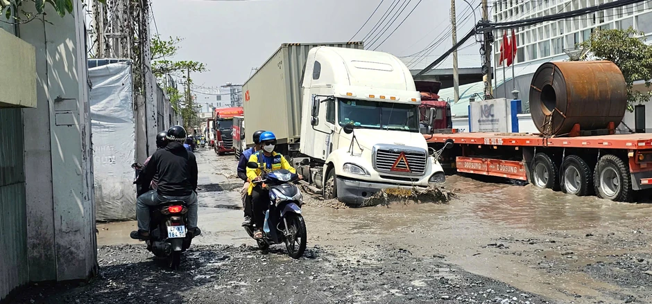 TP.HCM: Đường Bến Nghé đầy hố sâu hơn nửa mét, tài xế phải dùng xích kéo xe
