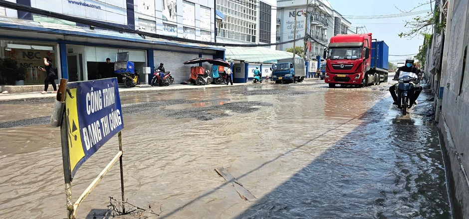 TP.HCM: Đường Bến Nghé đầy hố sâu hơn nửa mét, tài xế phải dùng xích kéo xe