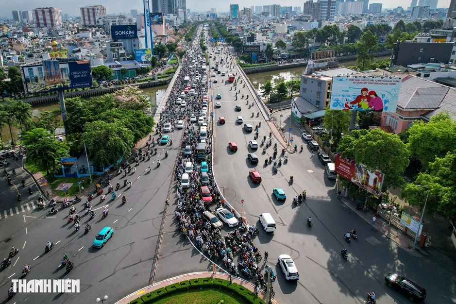 TP.HCM mở thêm làn rẽ trái ở vòng xoay Điện Biên Phủ sau nhiều ngày ùn xe TP.HCM mở thêm làn rẽ trái ở vòng xoay Điện Biên Phủ sau nhiều ngày ùn xe