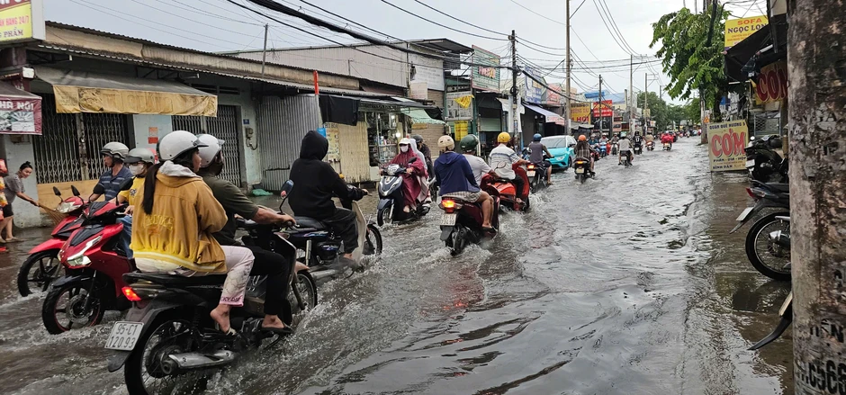 TP.HCM mưa lớn chiều 17.5: Gió cuốn bay mảng tôn nặng hàng tấn xuống đường TP.HCM mưa lớn chiều 17.5: Gió cuốn bay mảng tôn nặng hàng tấn xuống đường