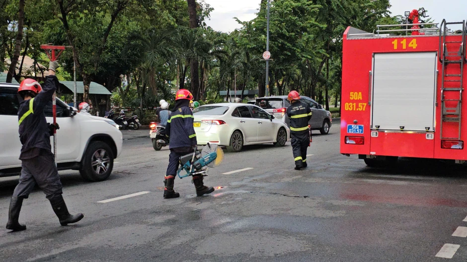 TP.HCM mưa lớn chiều 17.5: Gió cuốn bay mảng tôn nặng hàng tấn xuống đường TP.HCM mưa lớn chiều 17.5: Gió cuốn bay mảng tôn nặng hàng tấn xuống đường