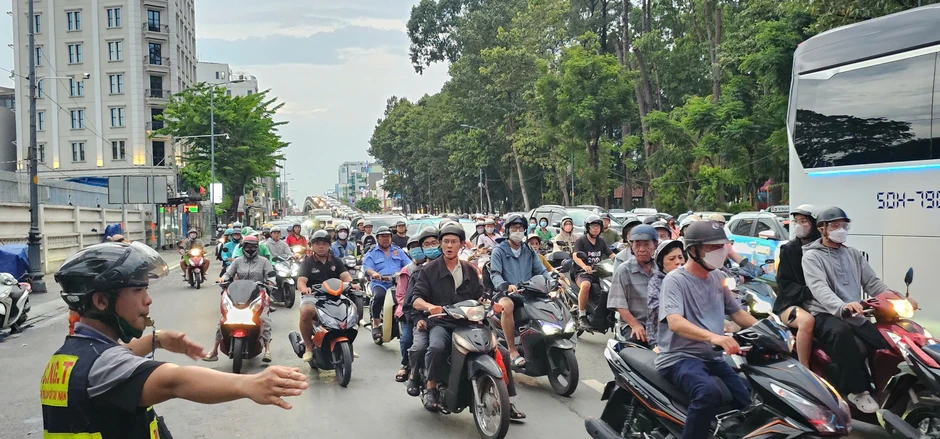 TP.HCM mưa lớn chiều 17.5: Gió cuốn bay mảng tôn nặng hàng tấn xuống đường TP.HCM mưa lớn chiều 17.5: Gió cuốn bay mảng tôn nặng hàng tấn xuống đường
