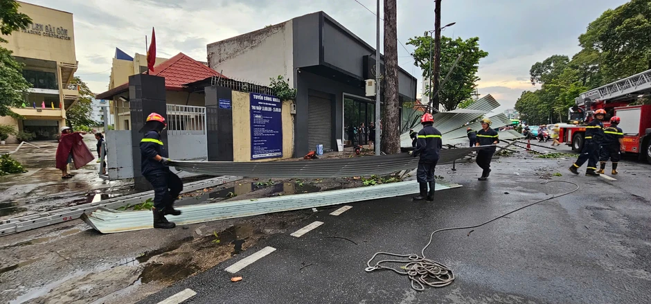 TP.HCM mưa lớn chiều 17.5: Gió cuốn bay mảng tôn nặng hàng tấn xuống đường TP.HCM mưa lớn chiều 17.5: Gió cuốn bay mảng tôn nặng hàng tấn xuống đường