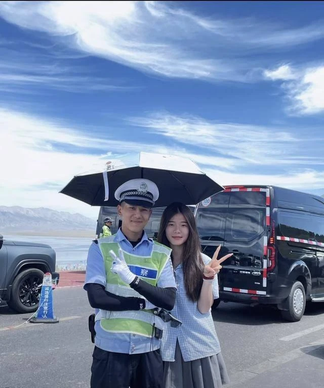 TQ: Danh tính anh cảnh sát giao thông đẹp trai, khách du lịch ùn ùn kéo đến chỉ để chụp ảnh cùng TQ: Danh tính anh cảnh sát giao thông đẹp trai, khách du lịch ùn ùn kéo đến chỉ để chụp ảnh cùng