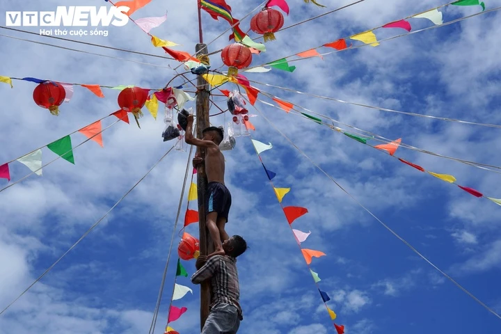 Trai làng biển tranh tài leo cột mỡ tại Lễ hội Nghinh Ông TP.HCM Trai làng biển tranh tài leo cột mỡ tại Lễ hội Nghinh Ông TP.HCM