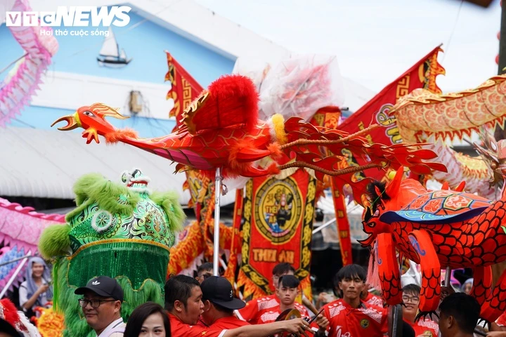 Trai làng biển tranh tài leo cột mỡ tại Lễ hội Nghinh Ông TP.HCM Trai làng biển tranh tài leo cột mỡ tại Lễ hội Nghinh Ông TP.HCM