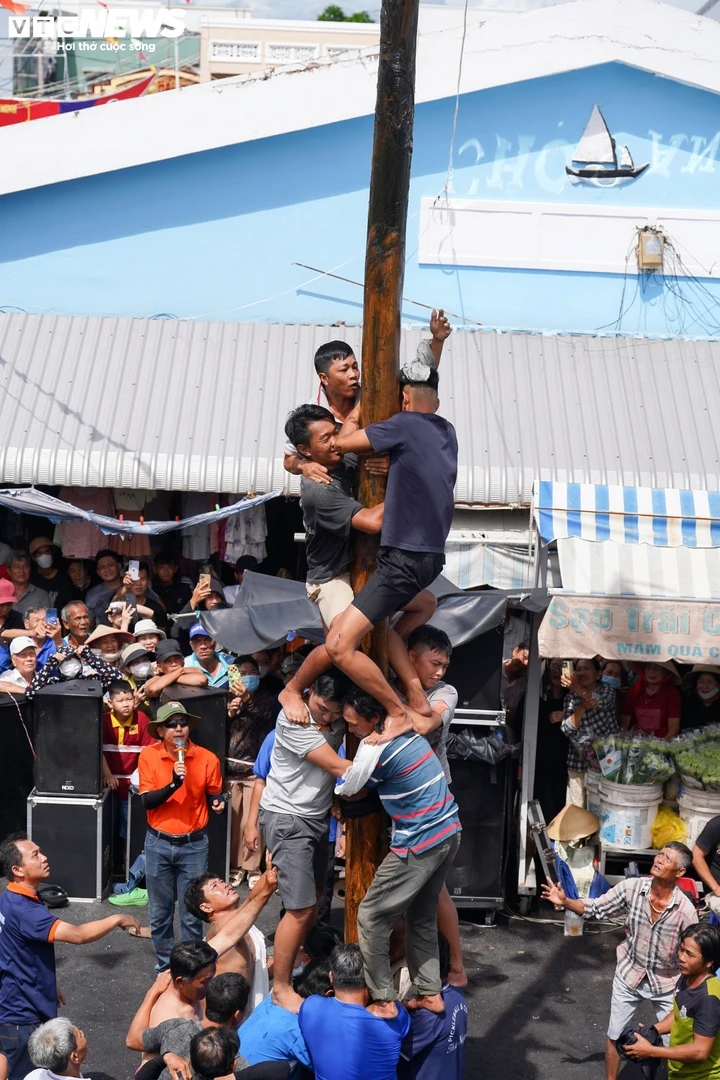 Trai làng biển tranh tài leo cột mỡ tại Lễ hội Nghinh Ông TP.HCM Trai làng biển tranh tài leo cột mỡ tại Lễ hội Nghinh Ông TP.HCM