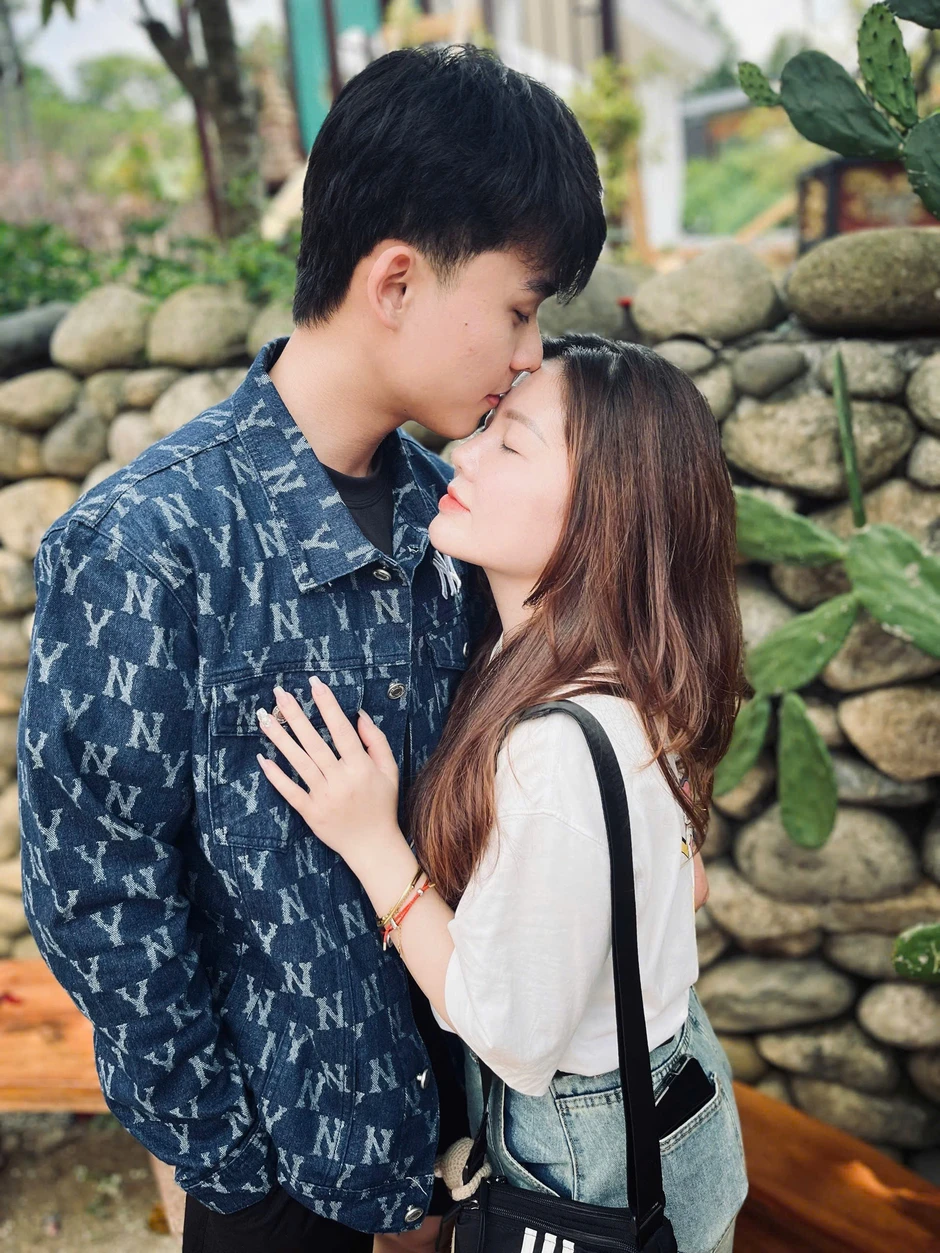 Trai trẻ 22 tuổi si mê mẹ đơn thân 36 tuổi ở Lai Châu: Quen nhau qua một lần sạc nhờ pin điện thoại Trai trẻ 22 tuổi si mê mẹ đơn thân 36 tuổi ở Lai Châu: Quen nhau qua một lần sạc nhờ pin điện thoại