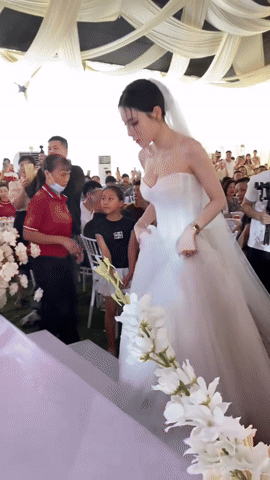 Trần Bích Hạnh làm cô dâu lần 2, nhan sắc khiến cả cõi mạng bàn tán Trần Bích Hạnh làm cô dâu lần 2, nhan sắc khiến cả cõi mạng bàn tán