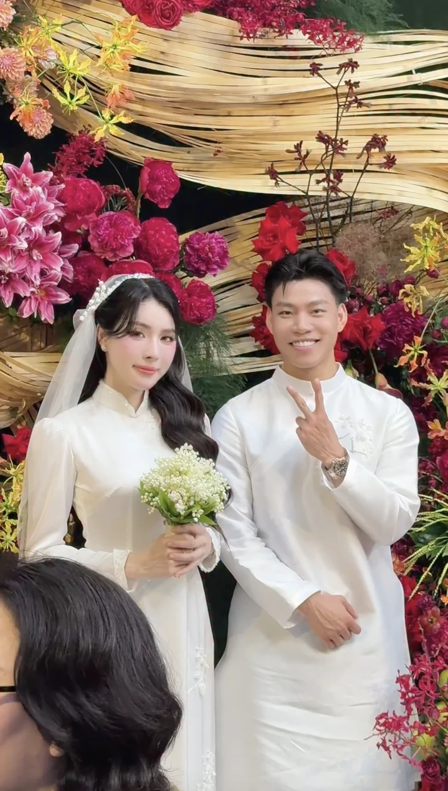 Trần Bích Hạnh làm cô dâu lần 2, nhan sắc khiến cả cõi mạng bàn tán Trần Bích Hạnh làm cô dâu lần 2, nhan sắc khiến cả cõi mạng bàn tán