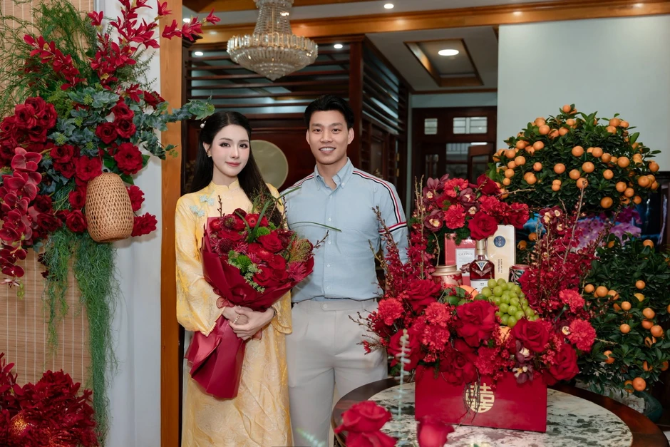 Trần Bích Hạnh - vợ Văn Thanh lên “hot search” trong ngày cưới vì kiểu tóc lạ, trả lời chuyện có tin vui Trần Bích Hạnh - vợ Văn Thanh lên “hot search” trong ngày cưới vì kiểu tóc lạ, trả lời chuyện có tin vui