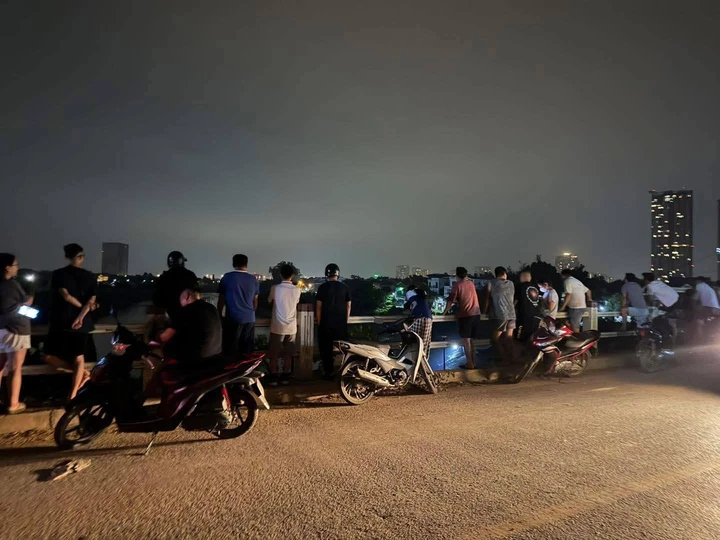 Trắng đêm tìm kiếm 3 mẹ con nghi gieo mình xuống sông Hồng ở Hưng Yên Trắng đêm tìm kiếm 3 mẹ con nghi gieo mình xuống sông Hồng ở Hưng Yên