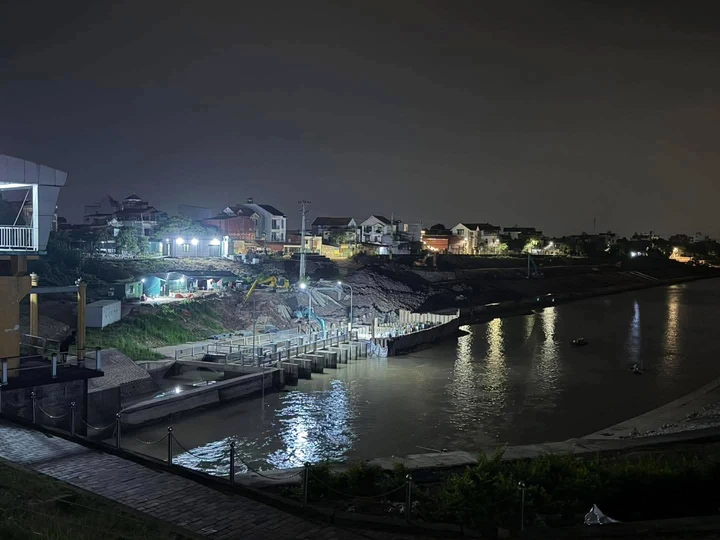 Trắng đêm tìm kiếm 3 mẹ con nghi gieo mình xuống sông Hồng ở Hưng Yên Trắng đêm tìm kiếm 3 mẹ con nghi gieo mình xuống sông Hồng ở Hưng Yên