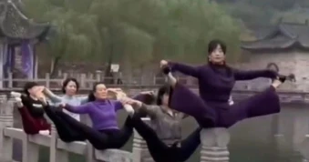 Tranh cãi 5 phụ nữ Trung Quốc tập yoga trên lan can đá trong khu du lịch