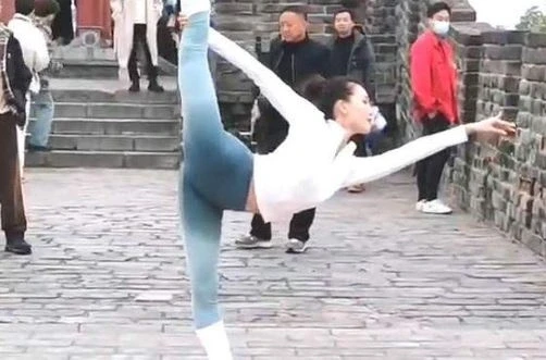 Tranh cãi 5 phụ nữ Trung Quốc tập yoga trên lan can đá trong khu du lịch Tranh cãi 5 phụ nữ Trung Quốc tập yoga trên lan can đá trong khu du lịch