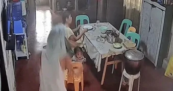 Tranh cãi mẹ cứu con trước bỏ lại cụ bà khi nhà sắp sập hút triệu lượt xem