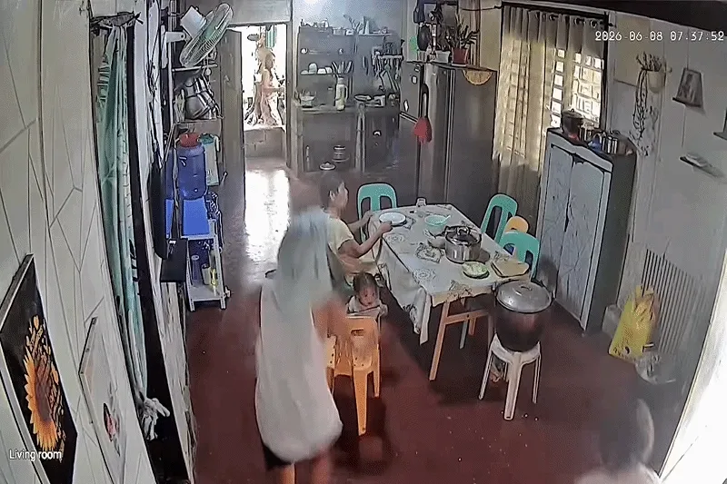Tranh cãi mẹ cứu con trước bỏ lại cụ bà khi nhà sắp sập hút triệu lượt xem Tranh cãi mẹ cứu con trước bỏ lại cụ bà khi nhà sắp sập hút triệu lượt xem