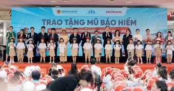 Trao mũ - Gieo thói quen: HVN góp phần nâng cao tỷ lệ đội mũ bảo hiểm ở trẻ