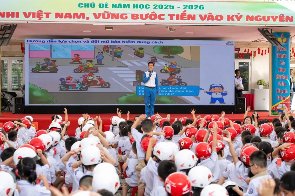 Trao mũ - Gieo thói quen: HVN góp phần nâng cao tỷ lệ đội mũ bảo hiểm ở trẻ Trao mũ - Gieo thói quen: HVN góp phần nâng cao tỷ lệ đội mũ bảo hiểm ở trẻ