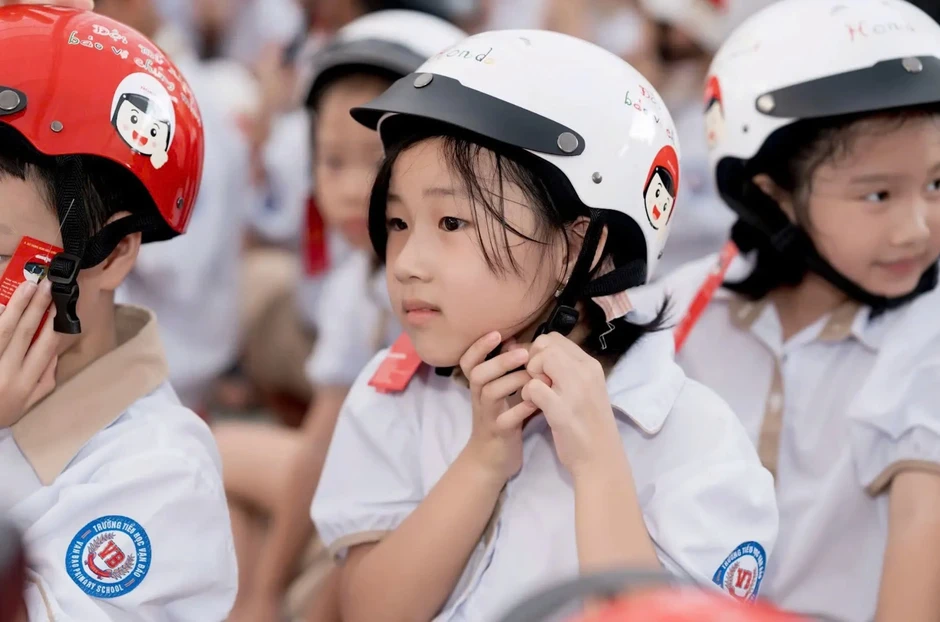 Trao mũ - Gieo thói quen: HVN góp phần nâng cao tỷ lệ đội mũ bảo hiểm ở trẻ Trao mũ - Gieo thói quen: HVN góp phần nâng cao tỷ lệ đội mũ bảo hiểm ở trẻ