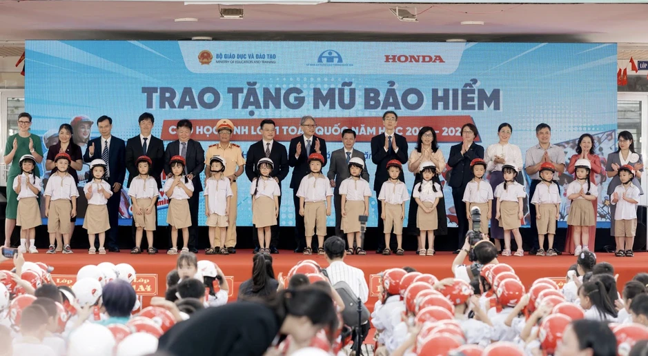 Trao mũ - Gieo thói quen: HVN góp phần nâng cao tỷ lệ đội mũ bảo hiểm ở trẻ Trao mũ - Gieo thói quen: HVN góp phần nâng cao tỷ lệ đội mũ bảo hiểm ở trẻ