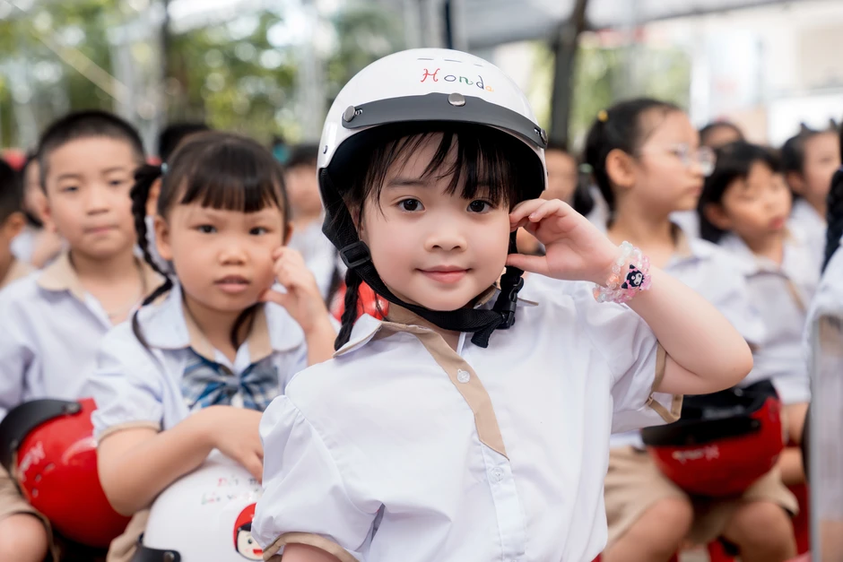 Trao mũ - Gieo thói quen: HVN góp phần nâng cao tỷ lệ đội mũ bảo hiểm ở trẻ Trao mũ - Gieo thói quen: HVN góp phần nâng cao tỷ lệ đội mũ bảo hiểm ở trẻ