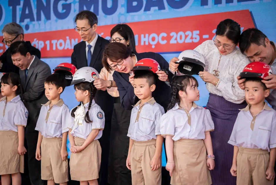 Trao mũ - Gieo thói quen: HVN góp phần nâng cao tỷ lệ đội mũ bảo hiểm ở trẻ Trao mũ - Gieo thói quen: HVN góp phần nâng cao tỷ lệ đội mũ bảo hiểm ở trẻ