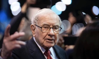 Triết lý 'ngược dòng' của tỷ phú Warren Buffett giữa cơn sốt vàng