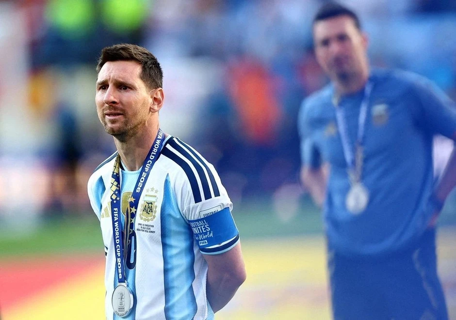 Trò đùa của phi công Tây Ban Nha khiến CĐV Argentina ăn mừng hụt - Báo TinVina Trò đùa của phi công Tây Ban Nha khiến CĐV Argentina ăn mừng hụt - Báo TinVina