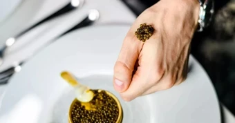 Trứng cá tầm đắt hơn vàng nhưng có thời được phục vụ miễn phí