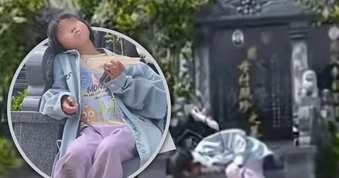 Trung Quốc: Bé gái quyết ngủ cạnh mộ ông bà và câu nói gây xúc động