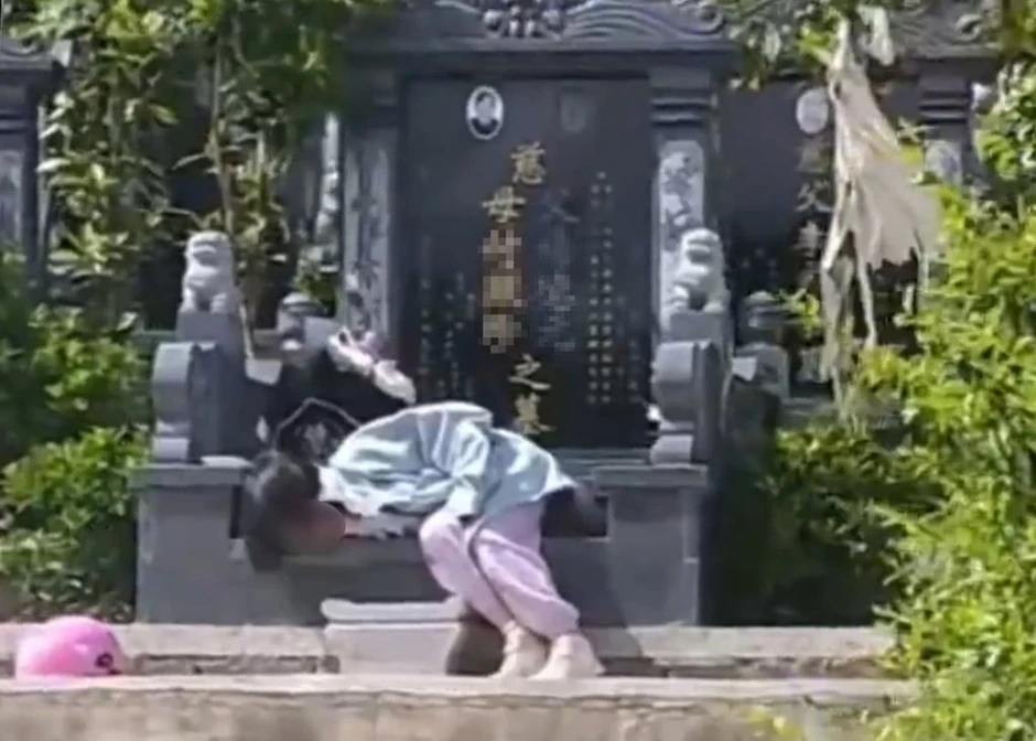 Trung Quốc: Bé gái quyết ngủ cạnh mộ ông bà và câu nói gây xúc động Trung Quốc: Bé gái quyết ngủ cạnh mộ ông bà và câu nói gây xúc động