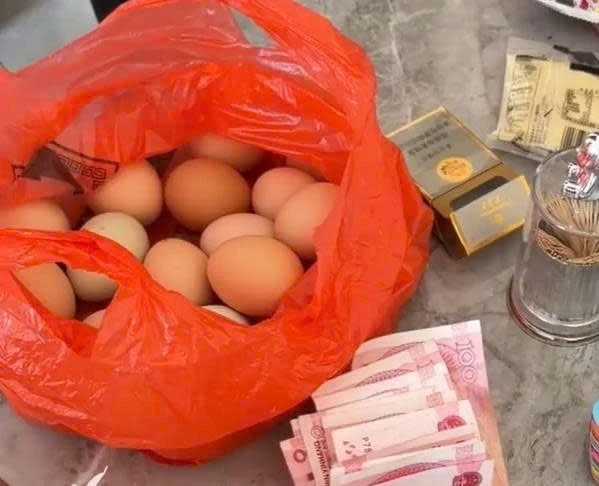 Trung Quốc: Cụ bà 82 tuổi bị lừa đăng ký kết hôn với chồng 47 tuổi Trung Quốc: Cụ bà 82 tuổi bị lừa đăng ký kết hôn với chồng 47 tuổi