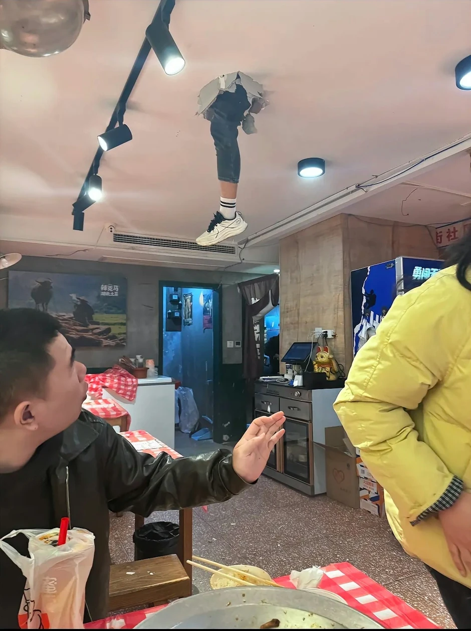 Trung Quốc: Đang dùng bữa, khách hàng tá hỏa thấy chân người rơi xuống từ trần nhà vỡ toác Trung Quốc: Đang dùng bữa, khách hàng tá hỏa thấy chân người rơi xuống từ trần nhà vỡ toác